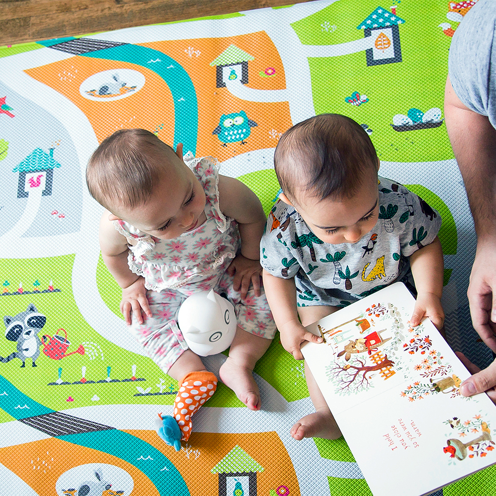 B0173_-_MULTI_-_Lifestyle_-_babies_looking_at_book