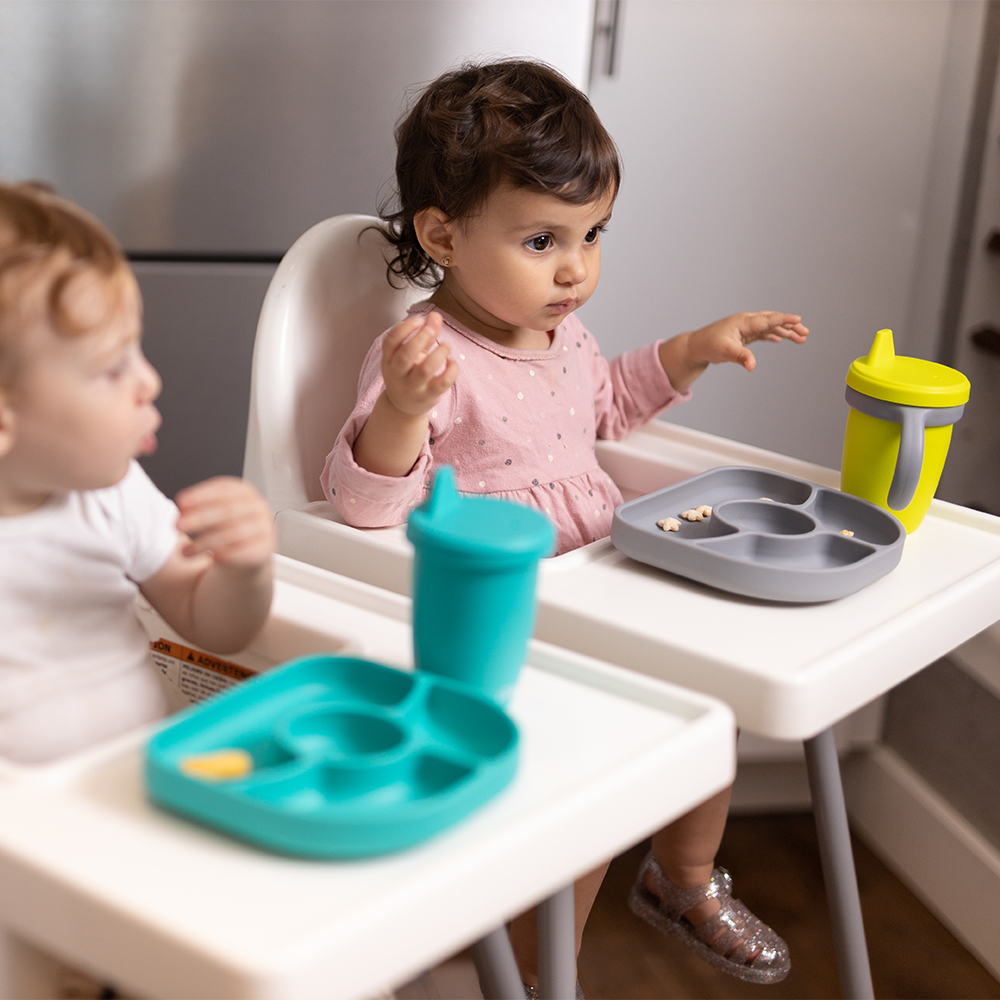B0161-B0174_-_KUP_-_Lifestyle_-_Boy_and_girl_next_to_each_other_sitting_on_kitchen_chair