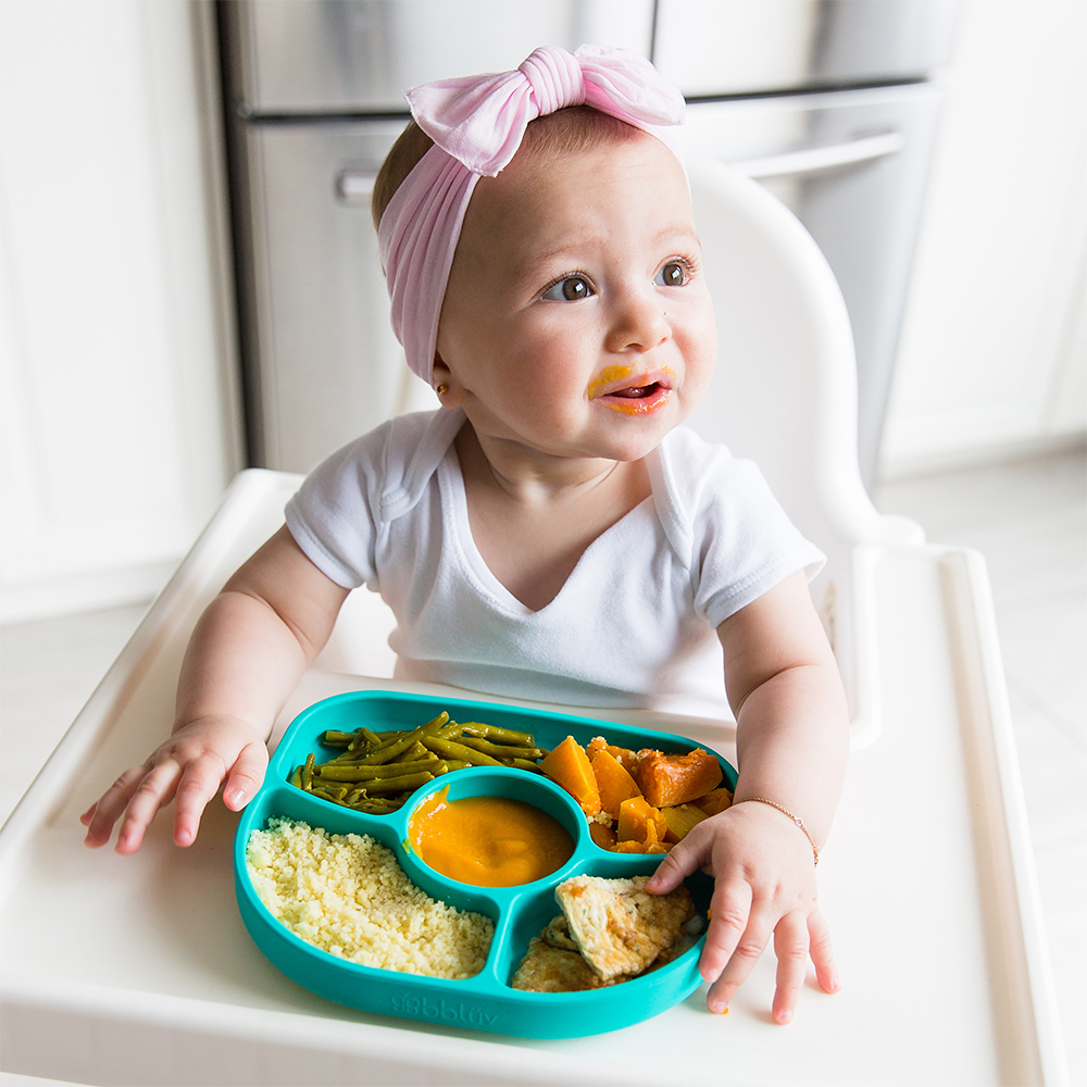 B0145-B0153_-_YUMI_-_Lifestyle_-_Baby_with_food_Aqua