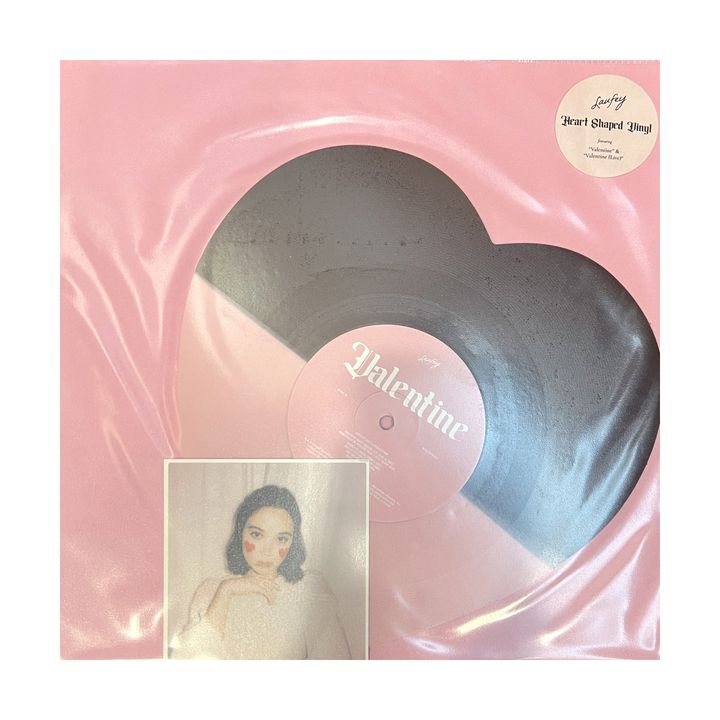 Laufey - Valentine 【巧克力草莓心型七吋膠】（黑膠唱片 LP） 封面