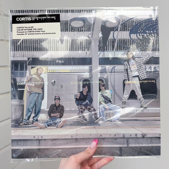 CORTIS - 正規一輯：Color Outside The Lines【沙色彩膠｜美國原裝進口】（黑膠唱片 LP） 內頁 1