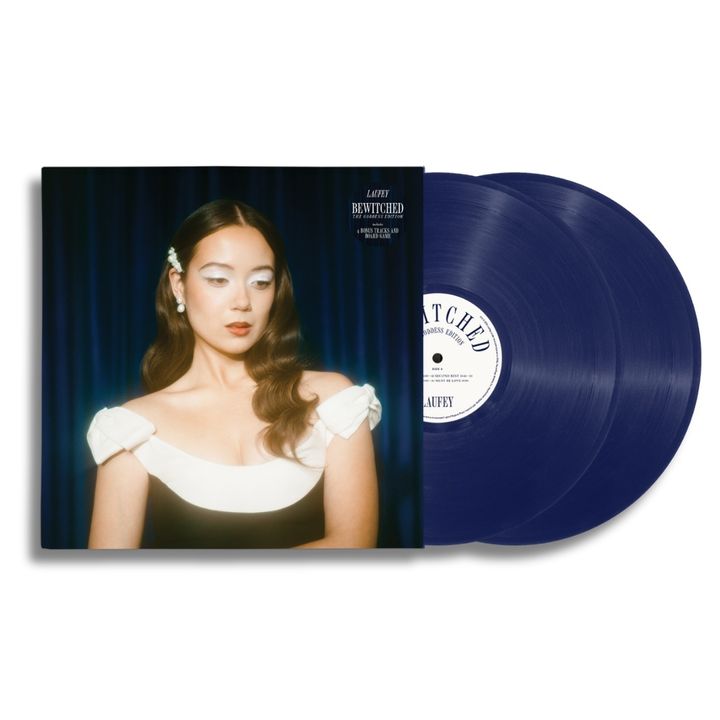 Laufey- Bewitched: The Goddess Edition（藍色彩膠, 書冊, 桌遊｜黑膠唱片 LP） 封面