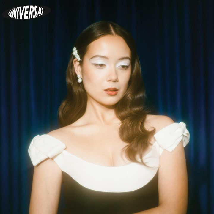 Laufey- Bewitched: The Goddess Edition（藍色彩膠, 書冊, 桌遊｜黑膠唱片 LP） 內頁 1