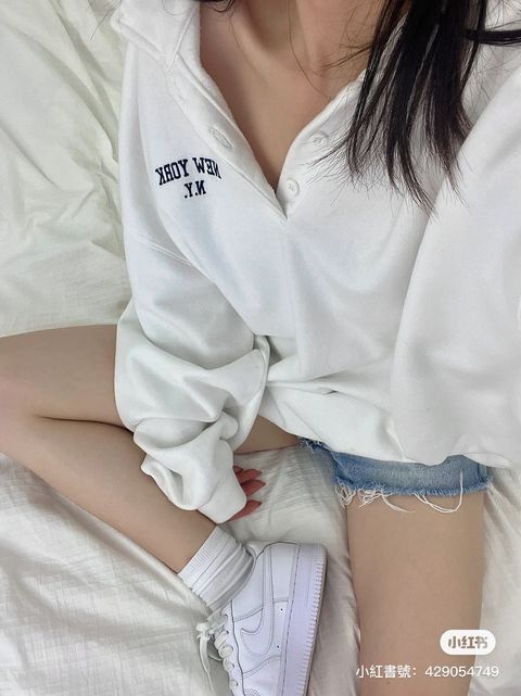 Brandy Melville Archer Sweatshirt – Popcorn.select