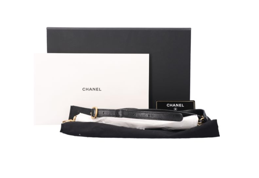 CHANEL 香奈兒 黑色皮革圓餅包 金扣 A919466