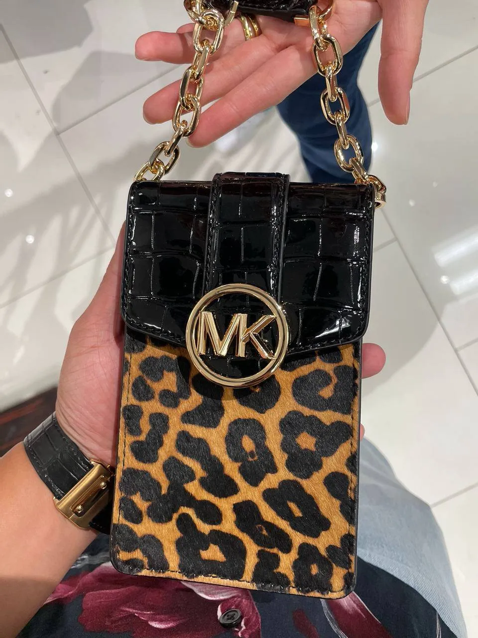 MICHAEL KORS Carmen Small Logo Smartphone Crossbody Bag (Black