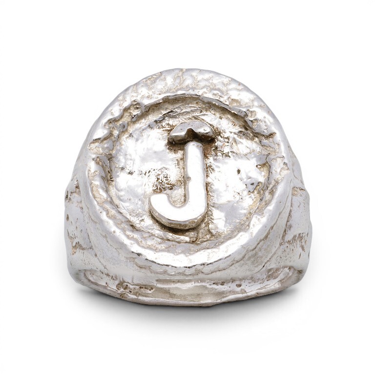 Ĵ signet ring