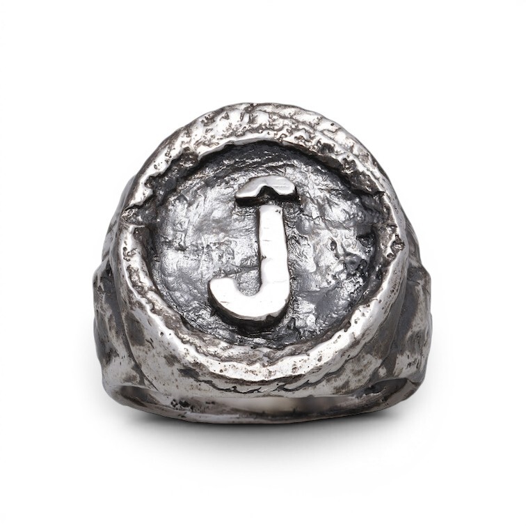 Ĵ signet ring - black