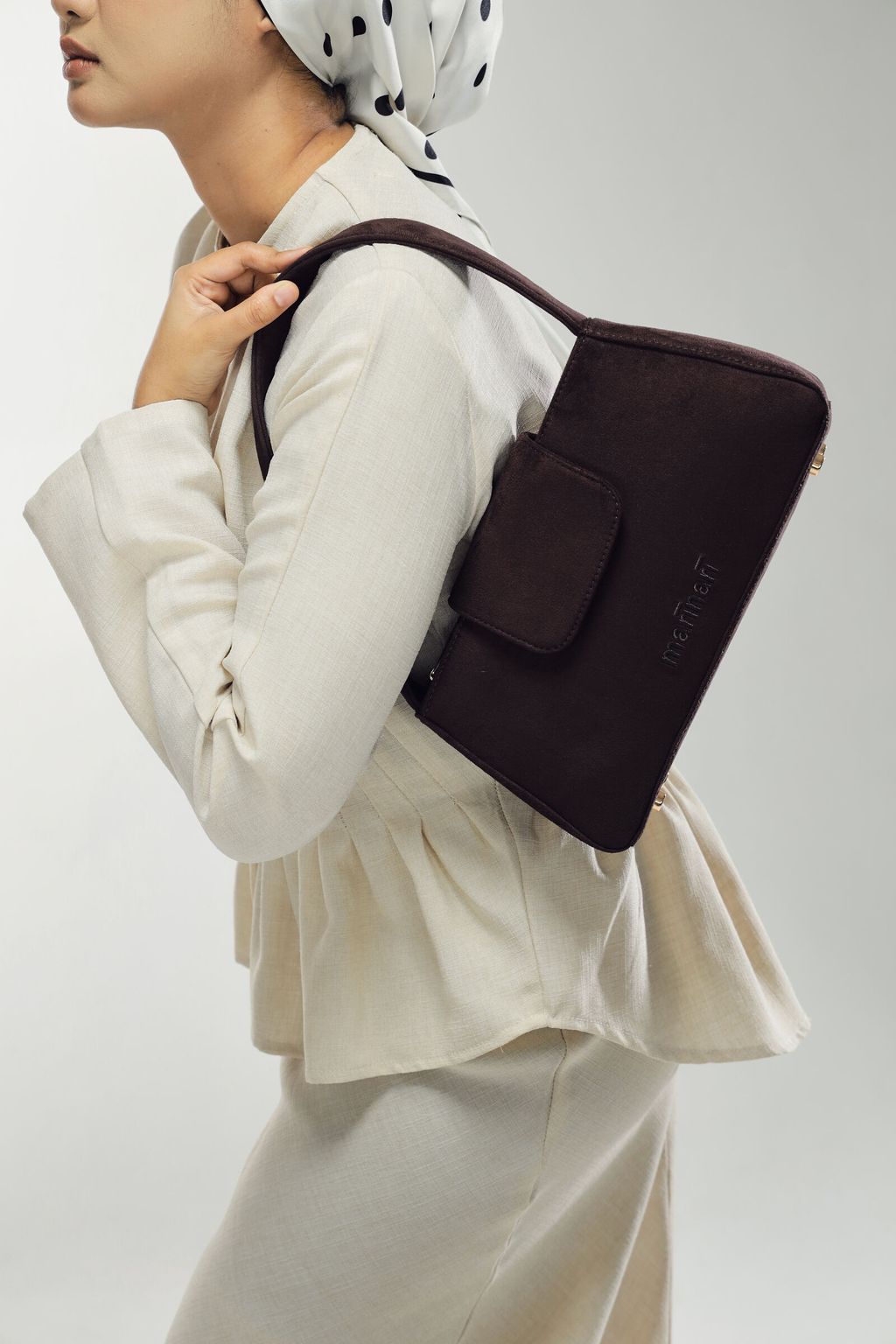 #3 Ambrea santal - Shoulder Closeup