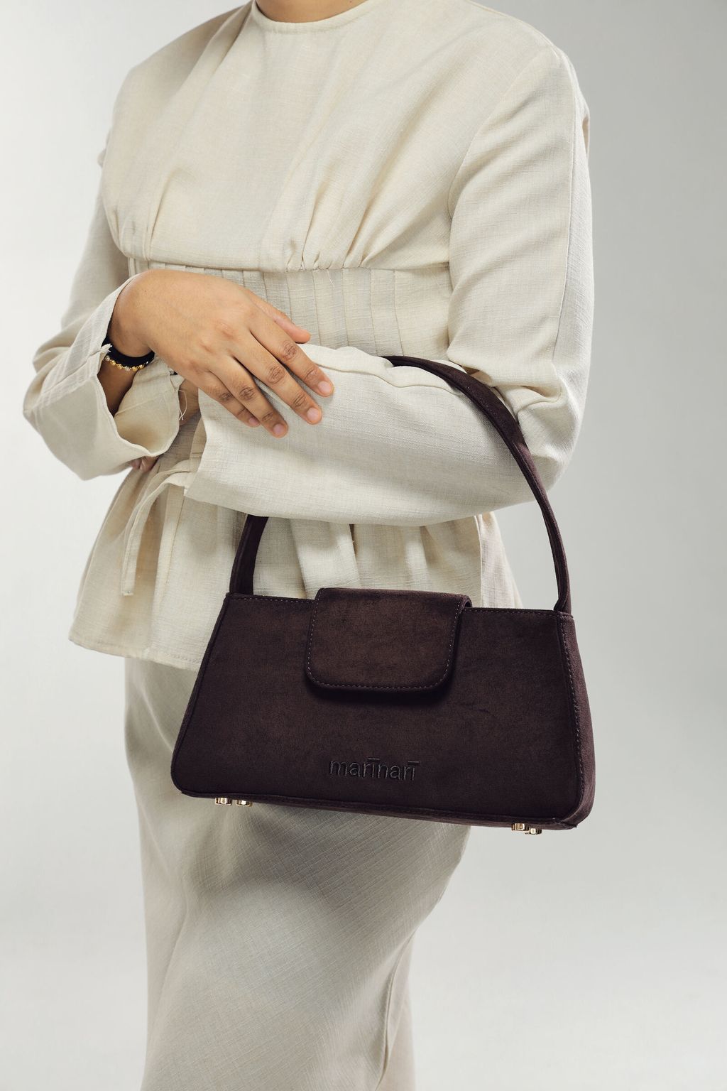 #4 Ambrea santal -Hand Closeup