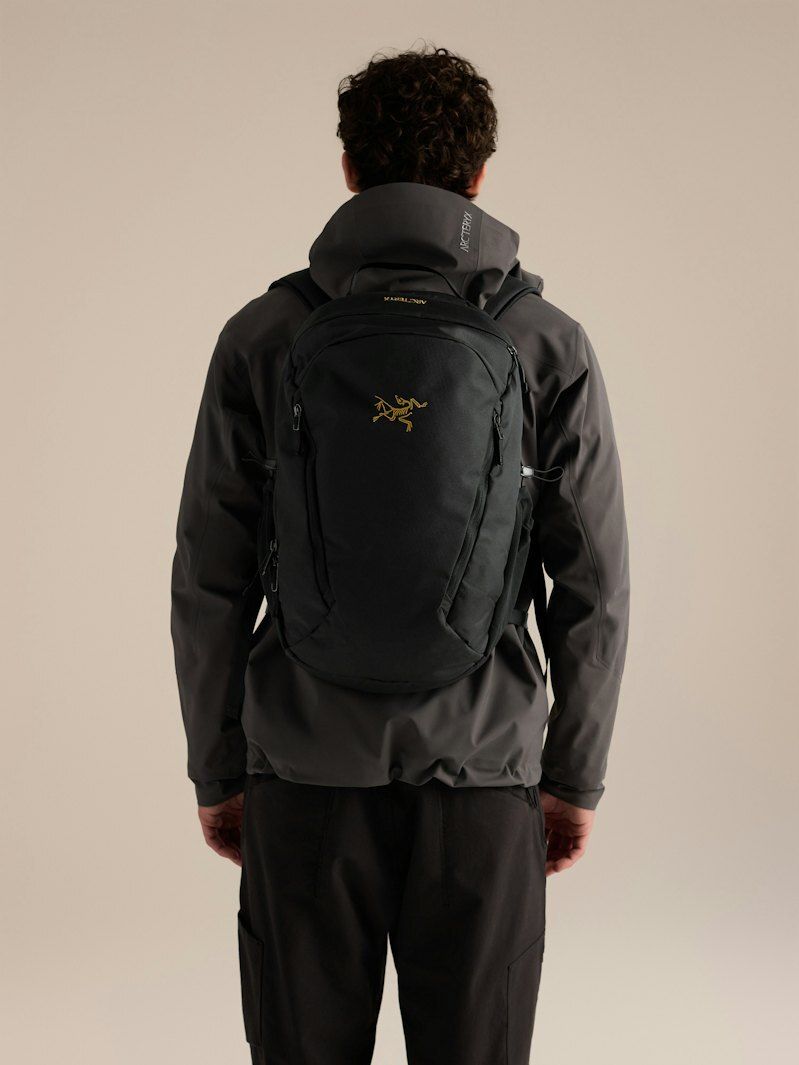 F26-X000010643-Mantis-26-Backpack-Black-Front-View