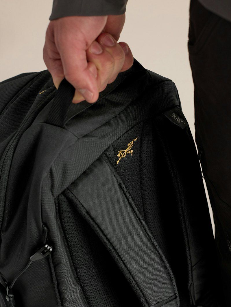 F26-X000010643-Mantis-26-Backpack-Black-Fabric-Detail