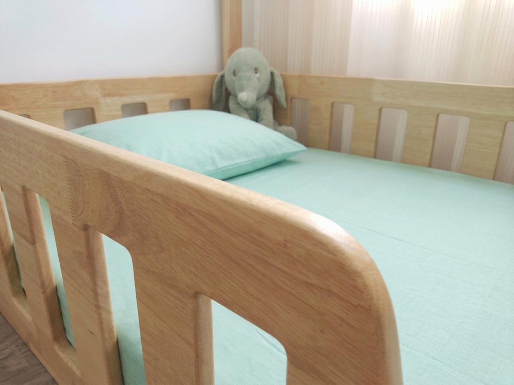 Tsuchi Low Floor bed - rubberwood