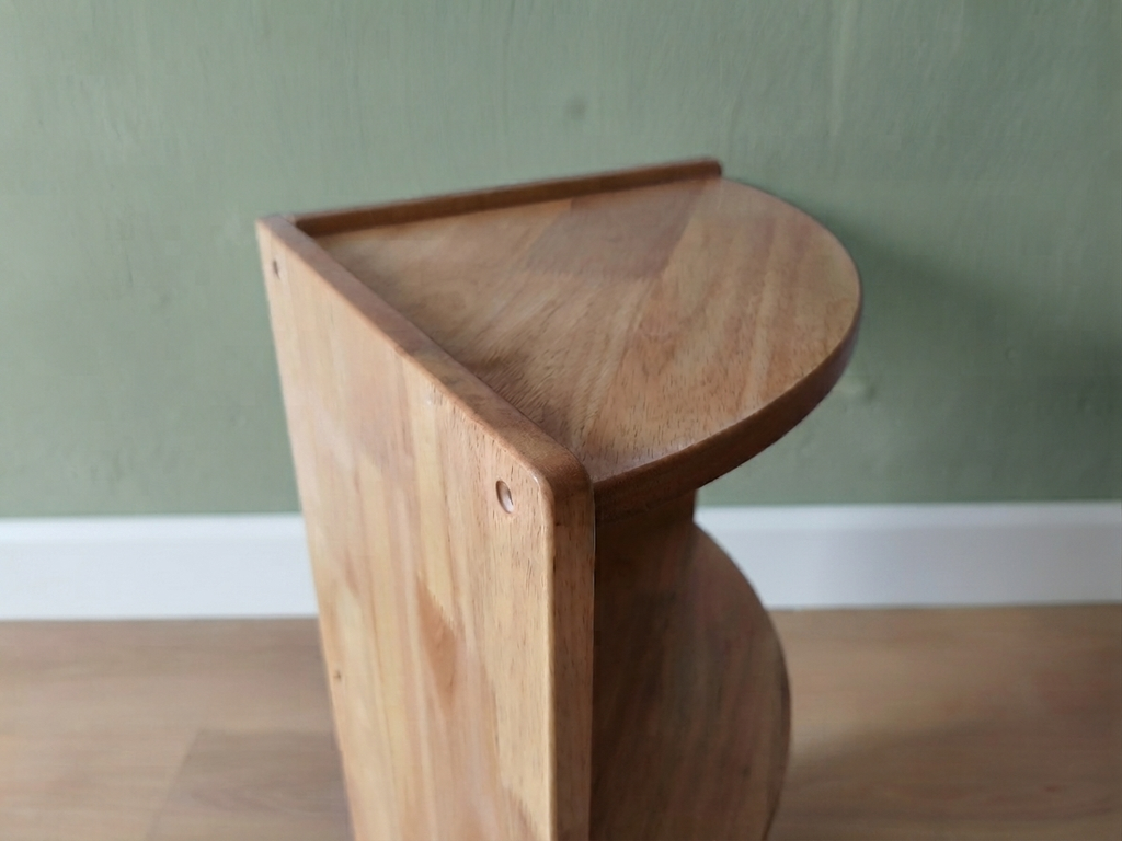 Montessori low corner shelf