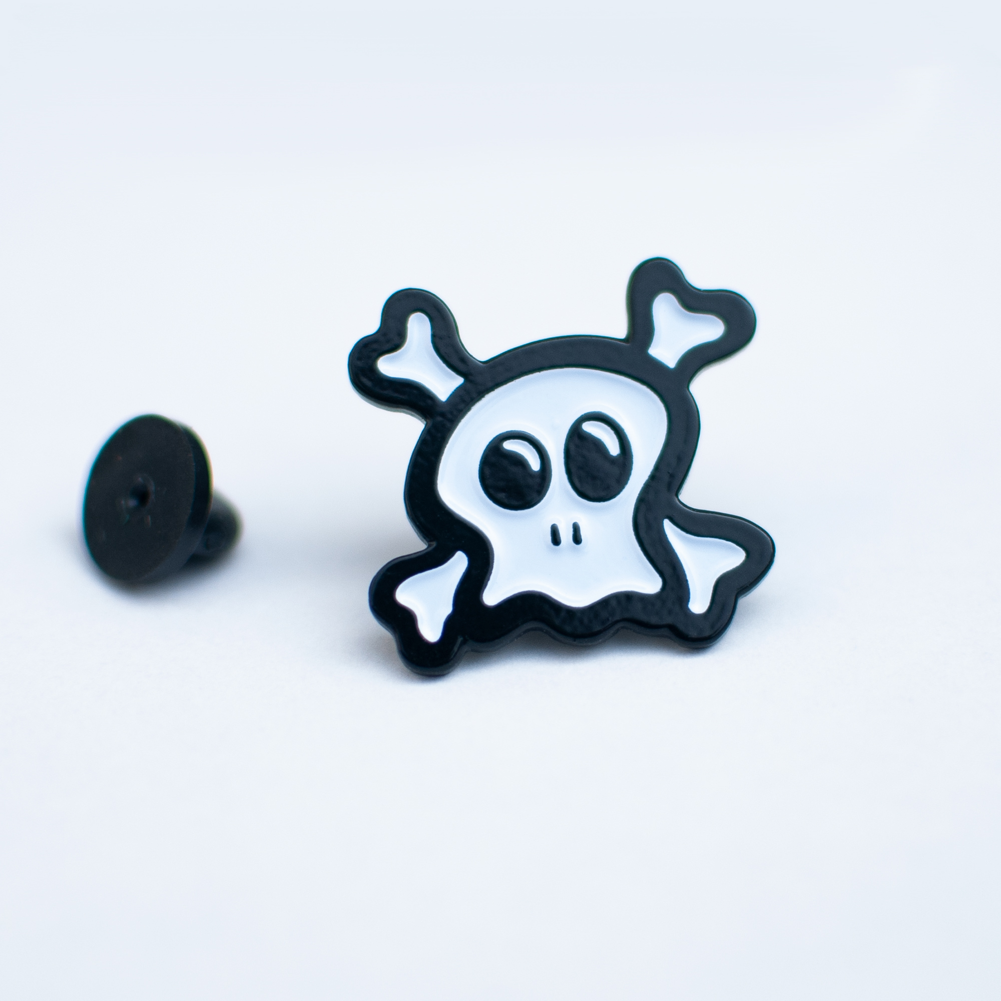 skull_pin_no_card_white