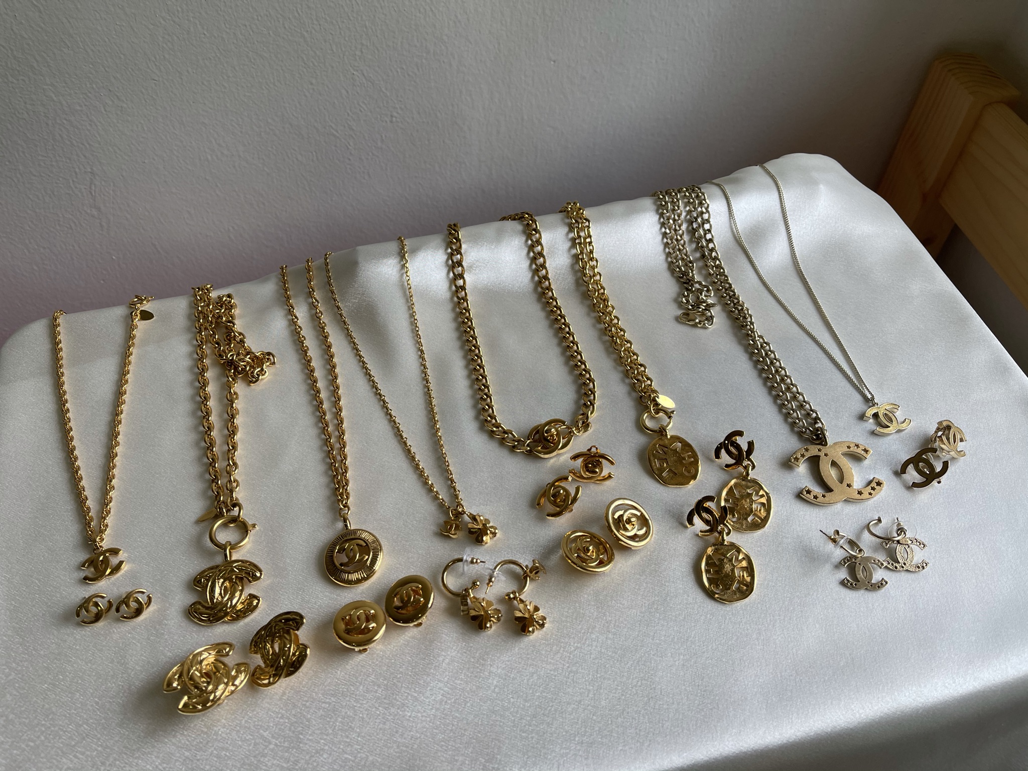 5 of the Best Places to Shop for Vintage Jewellery  Who What Wear UK