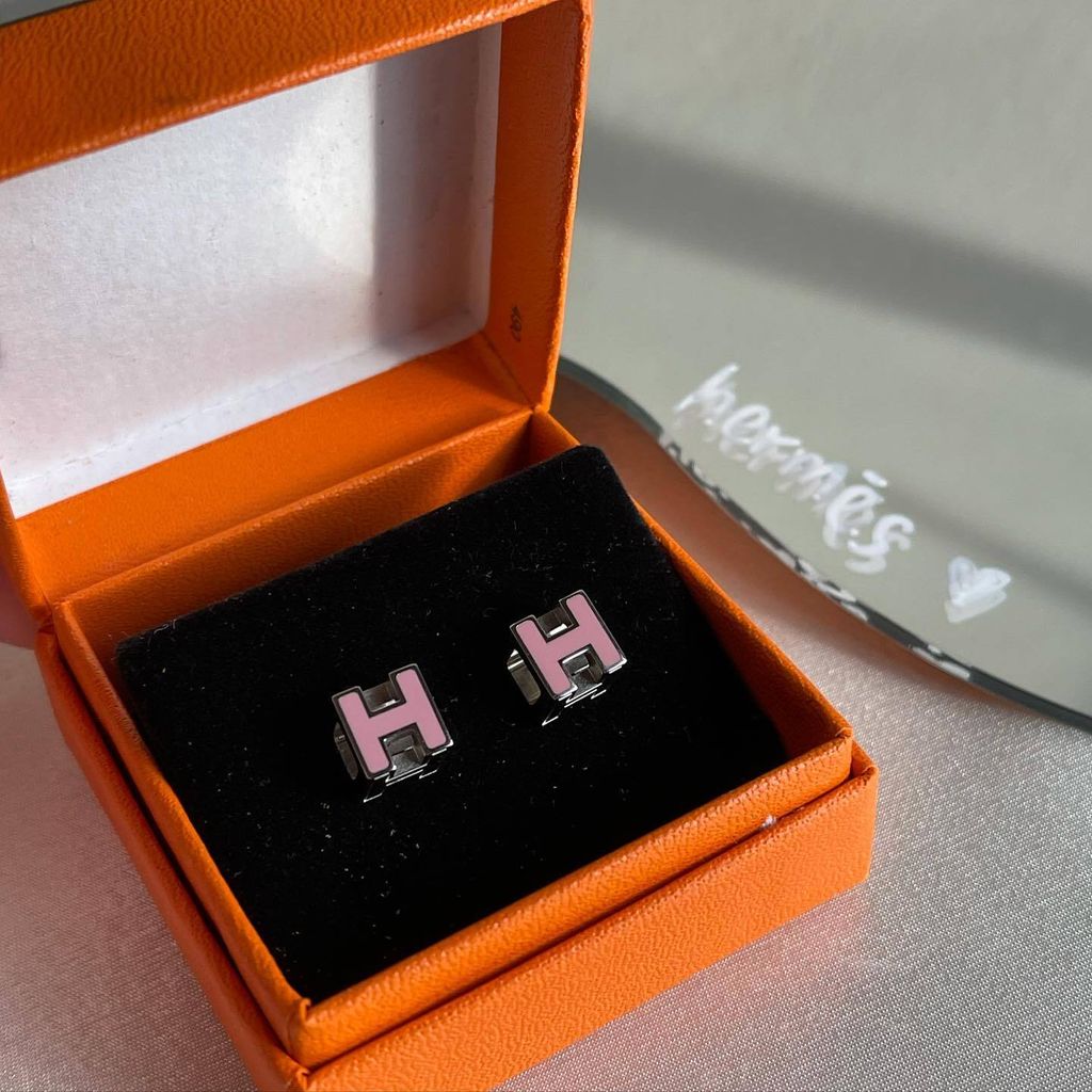 【ポップで可愛いアクセントに♪】HERMES バッジスペースH Hermes H silver + pink stud earrings – Livz Vintage